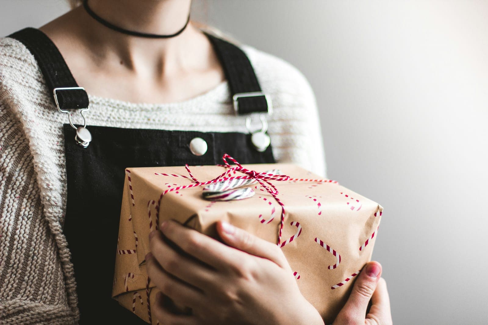 Invitada sosteniendo un regalo envuelto